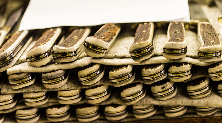 Fertige PUMA Jagdmesser werden verpackt und versandt.