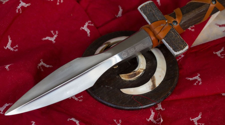Handgeschmiedete Saufeder von PUMA für Schwarzwildjagd von der Seite.