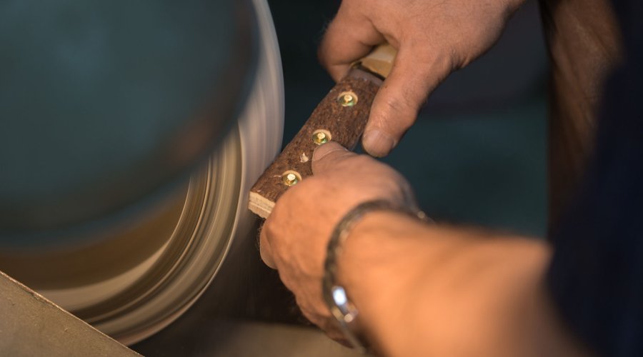 Griffschalen für Messer von PUMA am Bandschleifer.