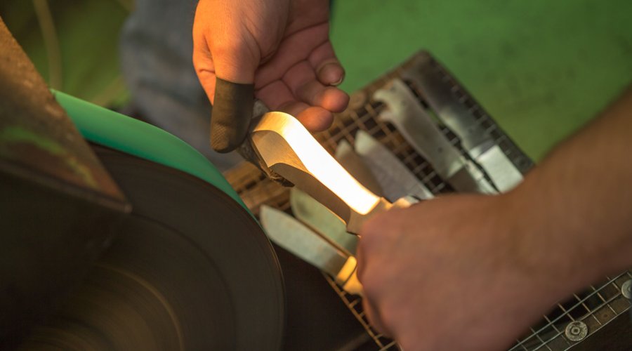 Schleifen PUMA Jagdmesser Whitehunter per Hand.