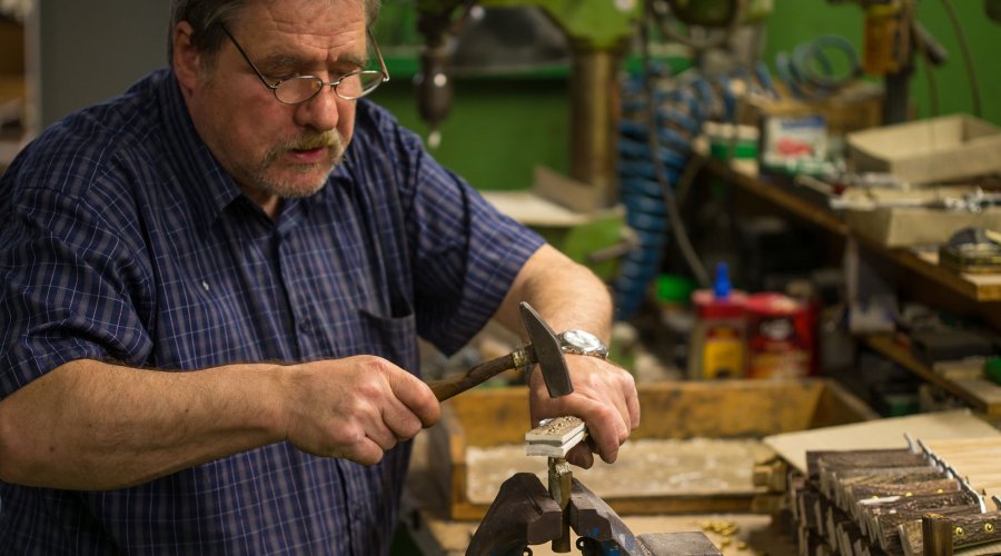 Vernieten der Griffschalen von Jagdmessern bei Puma in Solingen.
