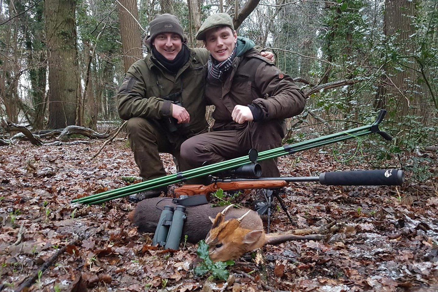 Hunter Brothers: Jagd auf Muntjaks und Wasserrehe in England Zwei Jäger hinter einem Muntjak