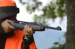Tipps für die Drückjagd – Ausrüstung für die Bewegungsjagd Jäger mit Repetierbüchse auf der Drückjagd