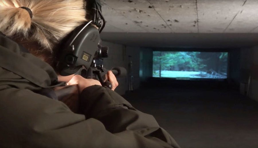 Tipps für die Drückjagd – Ausrüstung für die Bewegungsjagd Jägerin bereitet sich im Schießkino optimal auf die Drückjagd vor