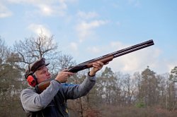 Benelli 828U Jäger schießt mit Benelli 828U in die Luft
