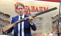 Fabarm Axis S&H Händler hält die Bockflinte Fabarm Axis S&H am Messestand in die Kamera