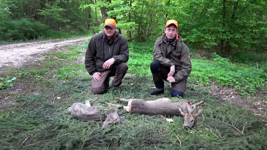 Jagdausbildung in der Praxis: Jungjäger auf Bockjagd in Neuruppin Zwei Jungjäger posieren mit erlegtem Rehwild. Der erste Abschuss ist etwas ganz Besonderes im Jägerleben.