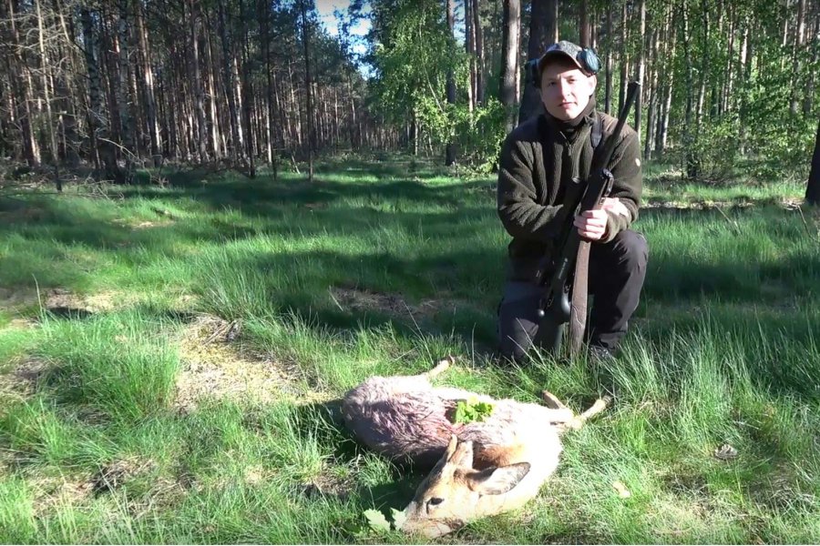 Jagdausbildung in der Praxis: Jungjäger auf Bockjagd in Neuruppin Max alias the.passionist kniet hinter seinem erlegten Rehbock.