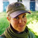 Terrorangriffe als Notwehrlage für die Luftfahrt? Wie können Airlines ihre Passagiere schützen und welche Rolle spielt das Waffenrecht dabei? Portraitfoto der Autorin des Beitrages, Nina Naske.