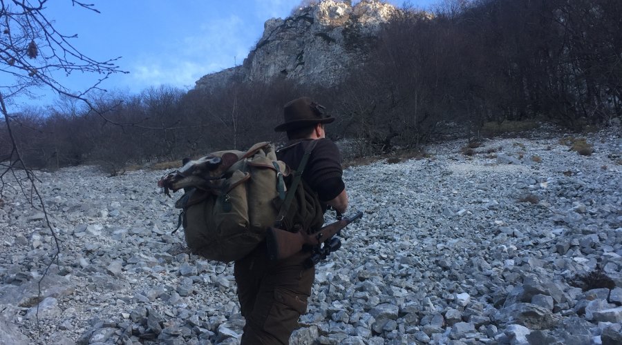 Jäger auf der Gamsjagd in den slowenischen Alpen 
