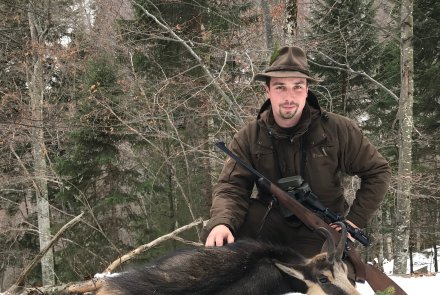 Dream Hunt: Gamsjagd in Slowenien Jäger mit erlegter Gams im verschneiten Pohorje-Gebirge