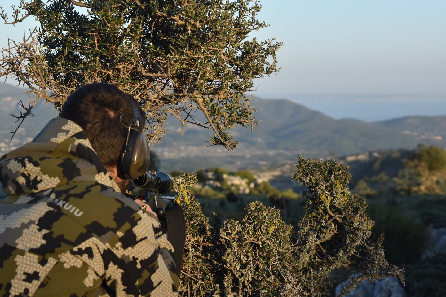 Dream Hunt: Jagd auf Balearische Wildziegen in den Bergen von Mallorca Schütze mit Gewehr in den Bergen Mallorcas