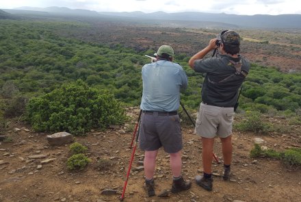 Jäger mit aufgelegtem Gewehr.