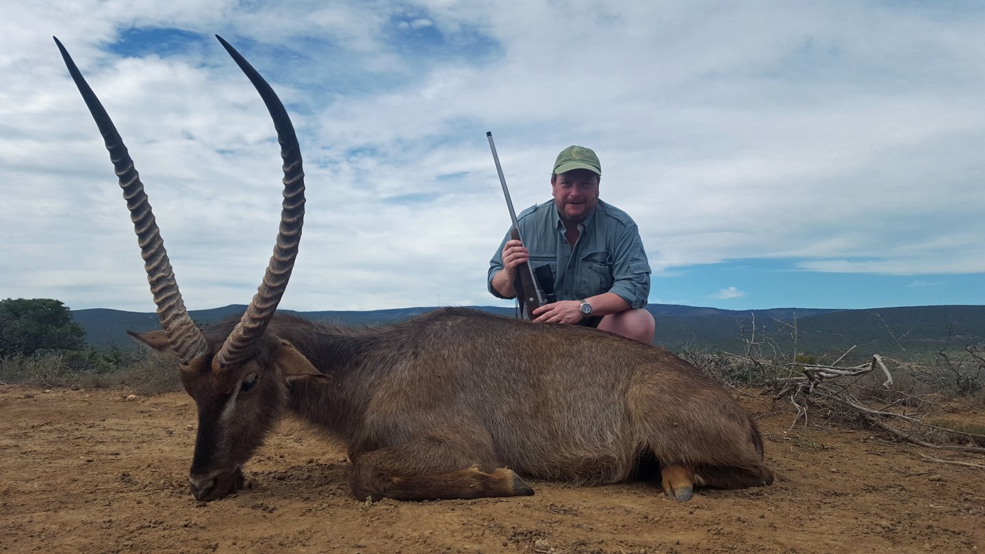 Jäger in Südafrika mit einem beeindruckenden Wasserbock.