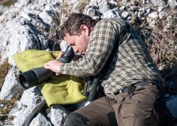 Dream Hunt: jagdliche Herausforderungen in Kroatien erleben Jäger mit Spektiv sucht in den Bergen in Kroatien nach Muffelwild