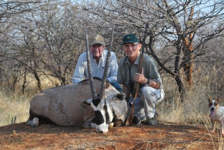 Dream Hunt: Jagen in Namibia Eine von einem Jäger in Afrika erlegte Oryxantilope