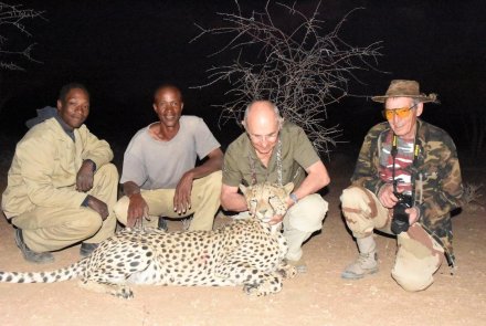 Dream Hunt: Jagen in Namibia Jäger Jean Marc und ein erlegter Gepard