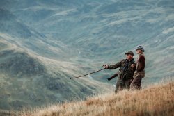 Dream Hunt: Rothirsch-Pirsch in Schottland mit traditionellen Highland-Ponys Debbie mit Jagdaufseher Alistair Chalmers.
