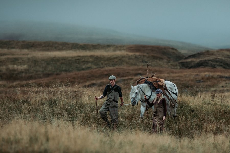 Dream Hunt: Rothirsch-Pirsch in Schottland mit traditionellen Highland-Ponys Debbie Anderson nach einer erfolgreichen Rothirschjagd auf Glen Artney.