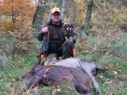 Drückjagd in der privaten Forstverwaltung Flechtingen – Erkenntnisse eines Events in Sachsen-Anhalt Kai-Uwe Kühl mit Hund und 2 erlegten Stücken