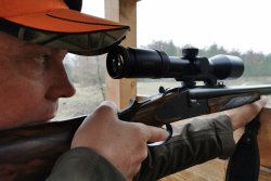 Drückjagd in der privaten Forstverwaltung Flechtingen – Erkenntnisse eines Events in Sachsen-Anhalt Kai-Uwe Kühl mit der Krieghoff Ultra TS im Anschlag.