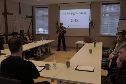Drückjagdseminare als Weiterbildung für Jungjäger Im Seminarraum wird den Jungjägern die richtige Handhabung der Büchse während der Drückjagd erläutert.