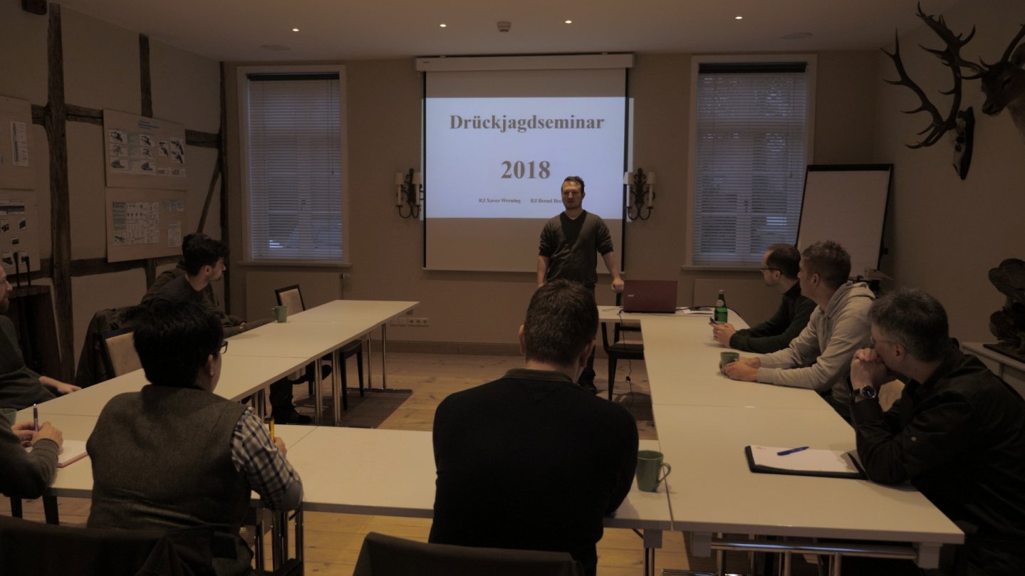 In einem Drückjagdseminar können Jungjäger ihr Fachwissen auffrischen.