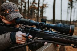 Night Pearl: Wer und was steckt hinter den preisgünstigen Nachtsicht-, Wärmebild- und Tageslichtoptiken "Made in EU" − ein Firmenportrait mit einem Video aus der Produktion Jäger beim Zielen durch ein Thermalzielfernrohr Night Pearl HARPIA 50 MAX.