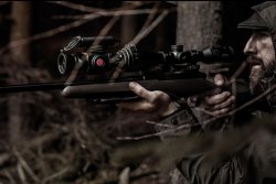 Night Pearl: Wer und was steckt hinter den preisgünstigen Nachtsicht-, Wärmebild- und Tageslichtoptiken "Made in EU" − ein Firmenportrait mit einem Video aus der Produktion Jäger beim Zielen mit einem SEER-Vorsatzgerät von Night Pearl.