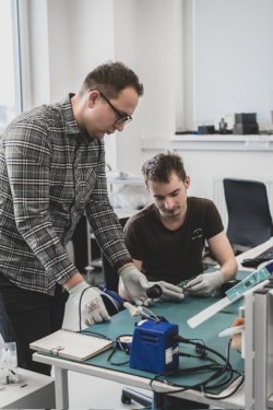Night Pearl: Wer und was steckt hinter den preisgünstigen Nachtsicht-, Wärmebild- und Tageslichtoptiken "Made in EU" − ein Firmenportrait mit einem Video aus der Produktion Blick in die Produktion von Night Pearl.