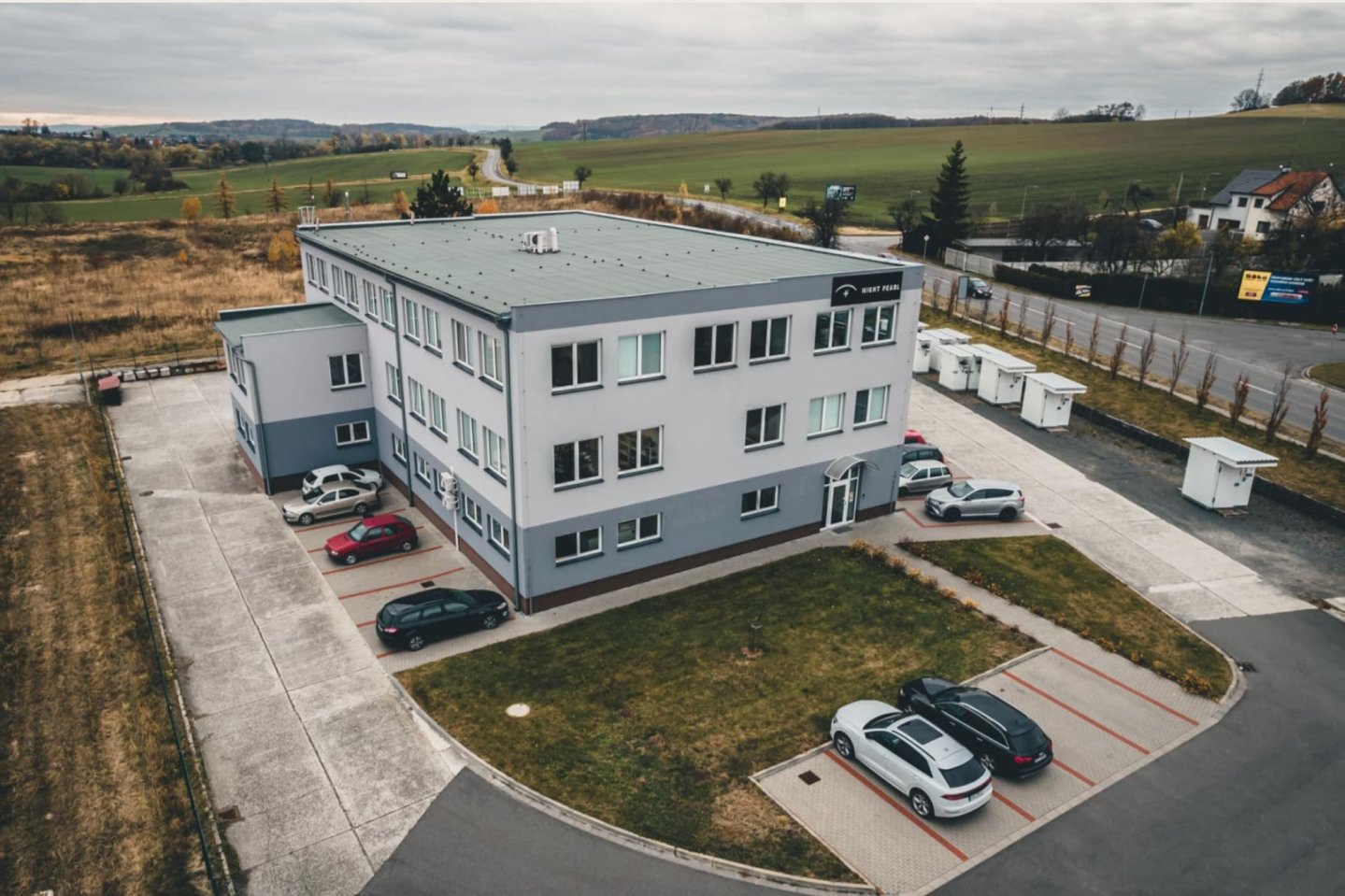 Night Pearl: Wer und was steckt hinter den preisgünstigen Nachtsicht-, Wärmebild- und Tageslichtoptiken "Made in EU" − ein Firmenportrait mit einem Video aus der Produktion  Das Night Pearl-Werk in Ost-Tschechien.