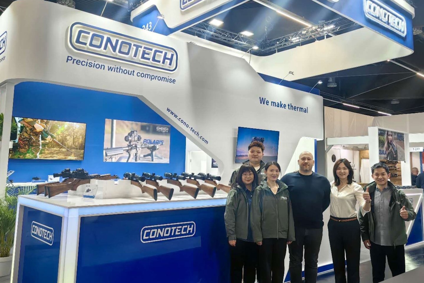 Das Team von CONOTECH vor dem Messestand des Unternehmens auf der IWA 2024.