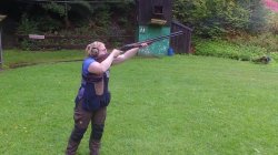 Tipps fürs Schießen: Flintenschießen lernen mit der Benelli 828U Jagdschütze zeigt auf Schießstand den richtigen Stand fürs Flintenschießen