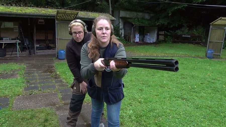Tipps fürs Schießen: Flintenschießen lernen mit der Benelli 828U Jagdschüler übt mit Schießtrainer den richtigen Stand fürs Flintenschießen