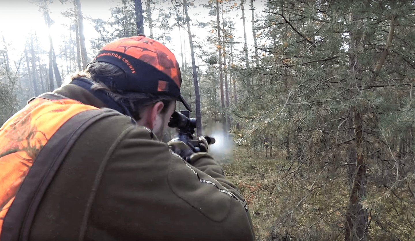 Jaeger schiesst auf der Drueckjagd