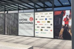 Frankonia eröffnet eine neue Filiale in Kaltenkirchen Verhülltes Schaufenster der neuen Frankonia-Filiale in Kaltenkirchen