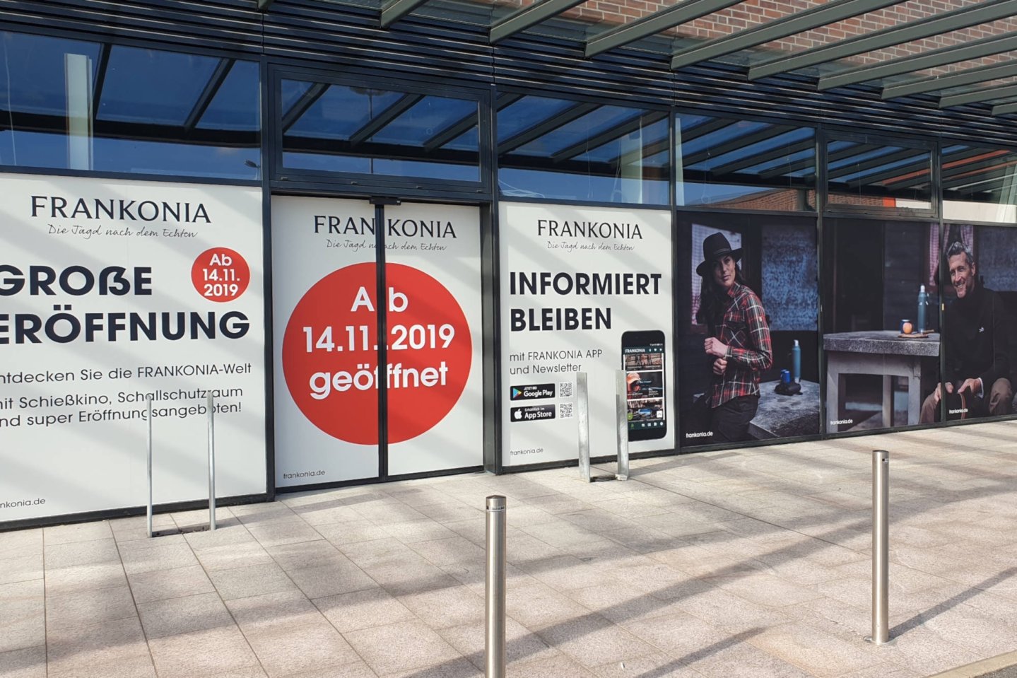 Frankonia eröffnet eine neue Filiale in Kaltenkirchen Verhülltes Schaufenster der neuen Frankonia-Filiale in Kaltenkirchen
