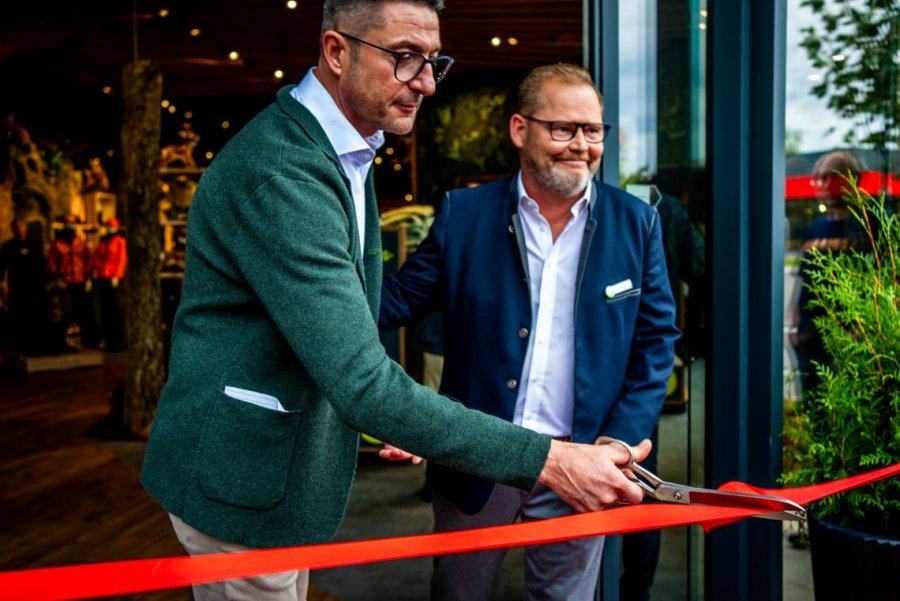 Mario Pirwitz, Leiter des Flagship-Stores (links) und Jens Meister, Leiter des Filialbetriebs Deutschland (rechts)