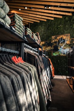 Bekleidungsauswahl im FRANKONIA Flagship Store Würzburg