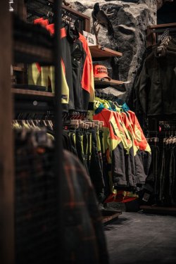 FRANKONIA: Neuer Jahreskatalog 2024/2025 und erstes Jubiläum des Flagship-Stores mit vielen Highlights! Bekleidungsbereich Flagship Store Frankonia