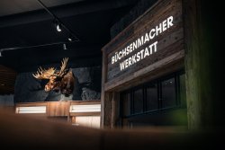 FRANKONIA: Neuer Jahreskatalog 2024/2025 und erstes Jubiläum des Flagship-Stores mit vielen Highlights! Büchsenmacherwerkstatt im FRANKONIA Flagship Store Würzburg