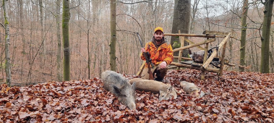 frederic_kn: Jagd-Influencer Frédéric stellt sich vor Frédéric mit drei erlegtem Stücken Wild.