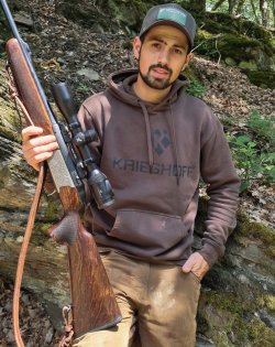 frederic_kn: Jagd-Influencer Frédéric stellt sich vor Frédéric zeigt eine Büchse.