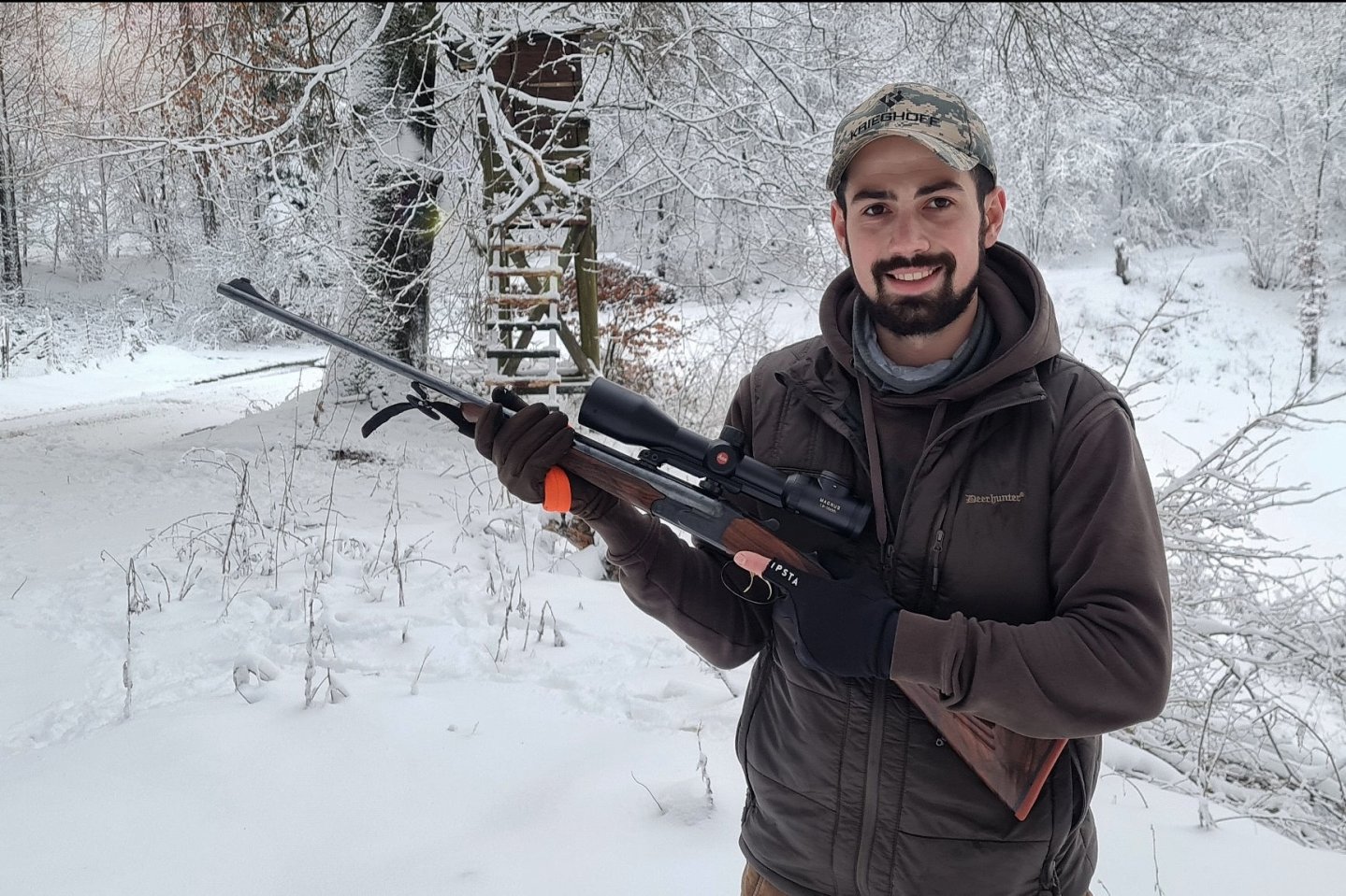 frederic_kn: Jagd-Influencer Frédéric stellt sich vor Frédéric mit Büchse im winterlichen Revier.