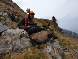 Gamsjagd in Frankreich – Bergjagd extrem Jäger mit erlegter Gams.