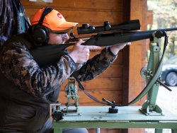 Gamsjagd in Frankreich – Bergjagd extrem Jäger schießt seine Waffe ein.