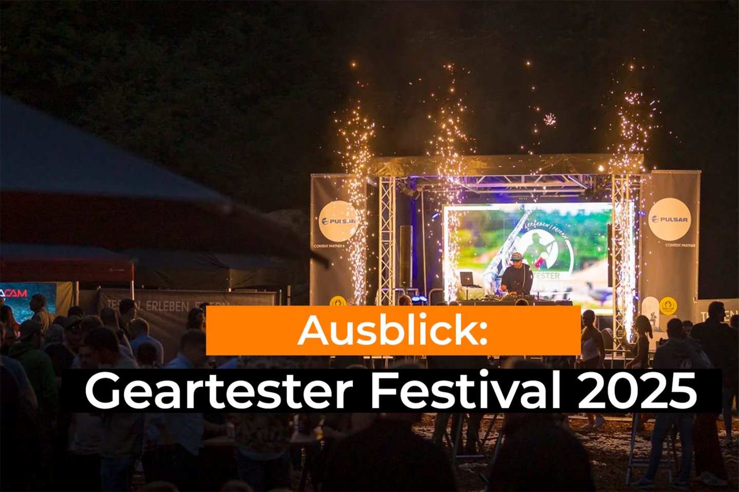 Bühne des Geartester Festival bei Nacht.