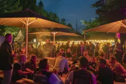 Geartester Festival 2025 Infos: Datum, Ticketkauf, Aussteller und Ablauf – 22. - 24. August 2025 Community Area auf dem Geartester Festival bei Nacht.