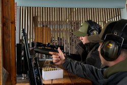 Ein Schießlehrer kann beim Training helfen