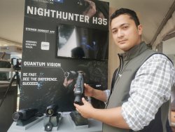 Steiner H35 mit Banner im Hintergrund.